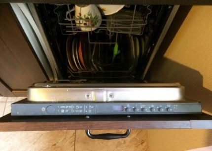 Model Medelstor in de keuken van de echte eigenaar Vaatwasser Medelstor