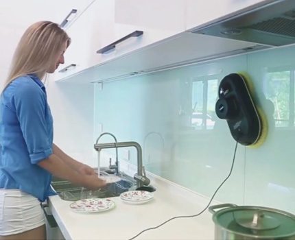 Robot dengan pelekap vakum lebih serba boleh Robot mencuci apron yang berfungsi di dapur