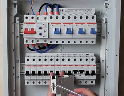 Защитни устройства в електрическия панел Комплекс от RCD и прекъсвачи