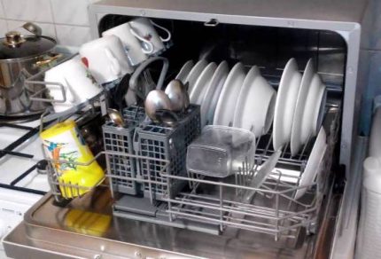 Correct arrangement of dishes in the dishwasher baskets Inexpensive dishwasher in the interior