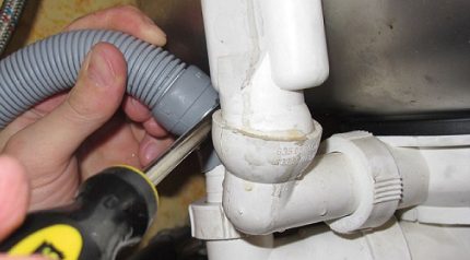 When connecting, it is important to ensure the tightness of the nodes Installation of a dishwashing hose
