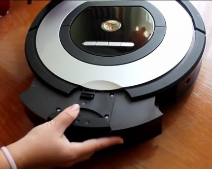 Removing the dust bag from the robot cleaner Vacuum cleaner robot preparation
