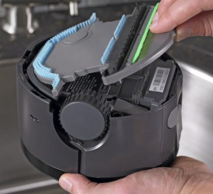 Cleaning the robot vacuum cleaner after cleaning Vacuum Cleaner Maintenance