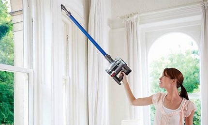 Ceiling cleaning with a light vertical vacuum cleaner Ceiling cleaning with a vertical vacuum cleaner
