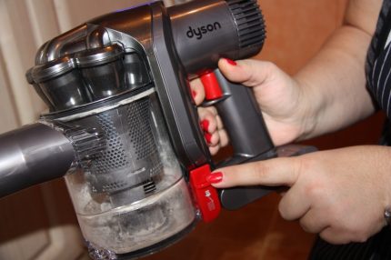The process of removing a dust bag from a vacuum cleaner Cleaning the dust bag of a vertical vacuum cleaner