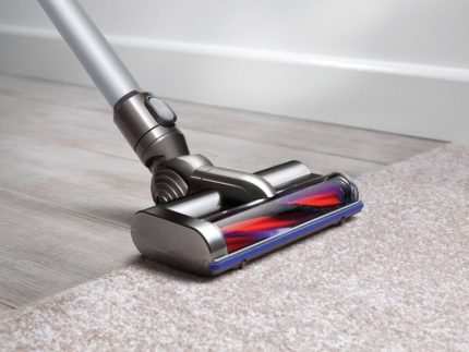 Permaidani memerlukan pembersih vakum yang lebih kuat Pembersihan Permaidani dengan Dyson Vacuum Cleaner