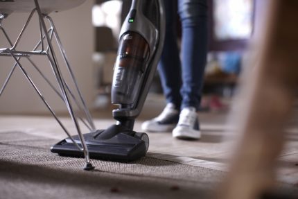 تنظيف الكومة بواسطة مكنسة كهربائية لاسلكية من Philips مكنسة كهربائية لاسلكية