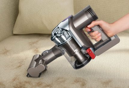 Mengeluarkan Enam dari Pelapis Sofa Pembersih vakum mudah mengatasi bulu
