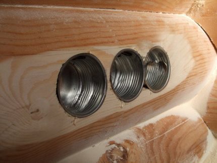 Prises métalliques dans un mur en bois Prises métalliques dans un mur en bois