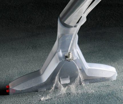 The process of spraying water with a vacuum cleaner Vacuum cleaner liquid spray