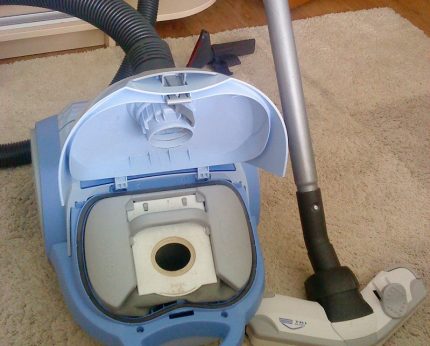 Dust box housing Filter bag inside the vacuum cleaner