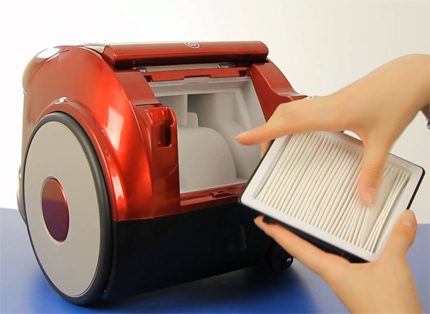 It’s easy to clean the filter with your own hands. Cleaning Samsung Vacuum Cleaner Filters