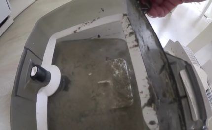صندوق مائي متسخ بعد التنظيف مجمع الغبار المتسخ بعد التنظيف