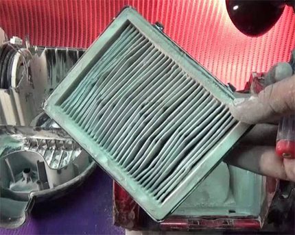 A used filter needs to be replaced with a new one. Worn out filter