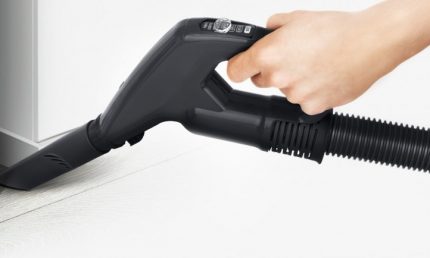 Vacuum cleaner handles with conveniently located control panel Handle control