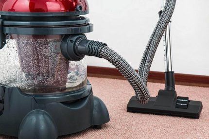 Performing a wet vacuum cleaner with an aquafilter Vacuum cleaner with aquafilter