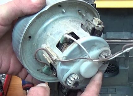 Master troubleshooting a vacuum cleaner engine Repair of the electric motor of the Samsung vacuum cleaner