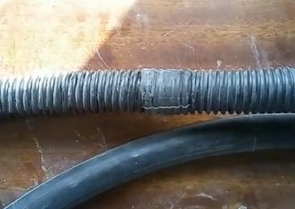 Using a rubber chamber as a hose extension Repairing the corrugation of a vacuum cleaner hose