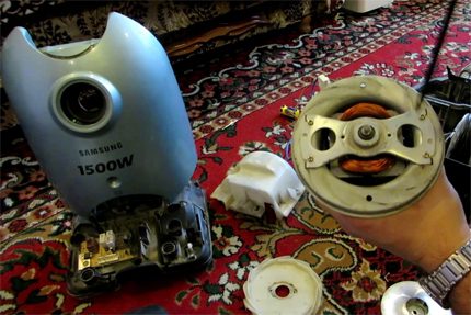 Disassembled vacuum cleaner Performing a vacuum cleaner repair