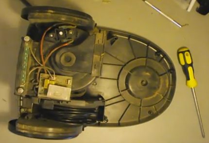 The cover can be removed from the case yourself. Vacuum cleaner cover removed