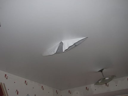 Damaged canvas Damage to the stretch ceiling