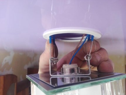 Montvzh of the lamp in a suspended design Installing a lighting fixture in a suspended ceiling
