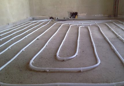 La conduite d'eau est posée sur une base plate. Tuyaux sur un sol plat et propre