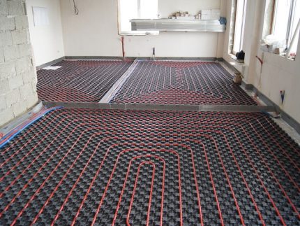 Sur les tapis de profil, il est plus facile de poser des tuyaux Tapis profilés pour plancher d'eau
