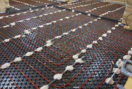Ne fixez pas de tuyaux au treillis d'armature Maille métallique sur les tuyaux