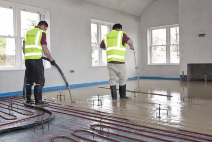 Un plastifiant est ajouté à la solution de chape Coulis de ciment
