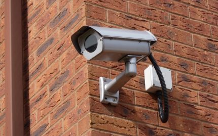 Boîtier de caméra extérieure Les caméras extérieures doivent en outre être protégées par un couvercle