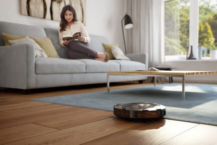 عند اختيار الروبوت ، يجب مراعاة نوع الطلاء القابل للسحب مكنسة كهربائية روبوتية في عملية تنظيف الصفائح