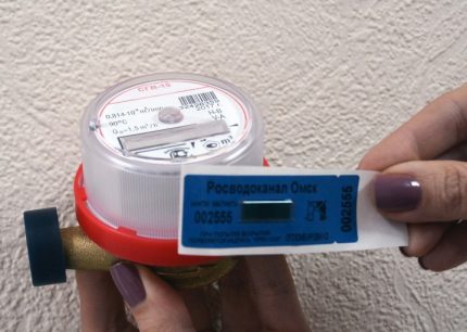 Prieš įdėdami ant prekystalio naują lipduką Plombos montavimas