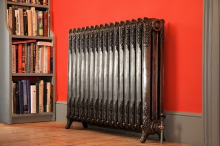 Det ser ut som et moderne støpejernsbatteri Støpejernsradiator