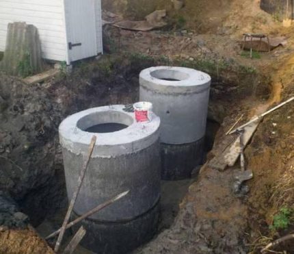 Betonové prsteny se často používají při stavbě soukromých stok. Aplikace betonových kroužků