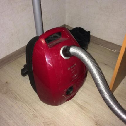 The vacuum cleaner is equipped with a convenient carrying handle The appearance of the vacuum cleaner