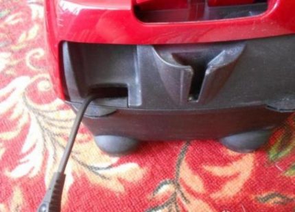 Compartment in the housing for storing the cord reel Vacuum cleaner power cord