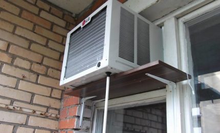 Vue du climatiseur de fenêtre à l'extérieur de la maison Climatiseur de fenêtre