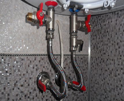 I-shut-off ang mga balbula sa mga tubo ng tubig Mga Stopcocks