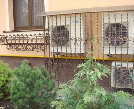 Vandal proof grilles must be installed on the lower floors Vandal proof grilles for air conditioning