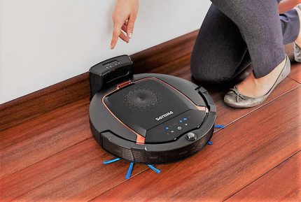 Pembersih vakum robot untuk pembersihan rumah Pembersih vakum sedang mengisi di dasar