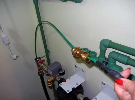 Menolak kabel ke dalam paip air Proses pemasangan sistem pemanasan