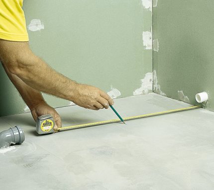 Ang pagmamarka ng lugar para sa pagtatayo ng shower tray Pag-dimensyon