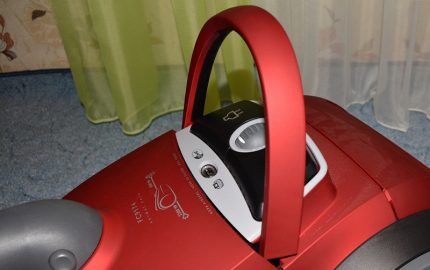 Carrying handle on the vacuum cleaner body Shipping handle
