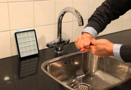 Rinsing washable vacuum cleaner filters Filter Care