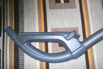 Some variations of this vacuum cleaner come with a handle and brush attachment Handle and brush head