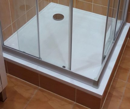 Ang disenyo ng cabin na may mga sliding door Parehong shower shower
