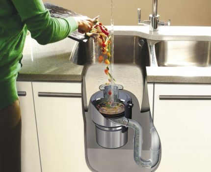 Pencincang sisa makanan di sink dapur Pengisar Sisa