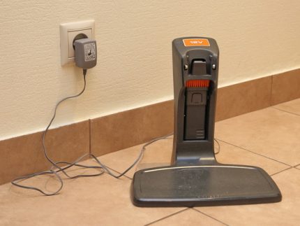 Charging station for vertical vacuum cleaner Charging station and storage