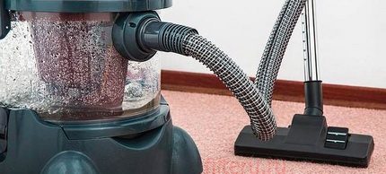 Pembersih vakum berfungsi dengan aquafilter Pembersih vakum dengan aquafilter